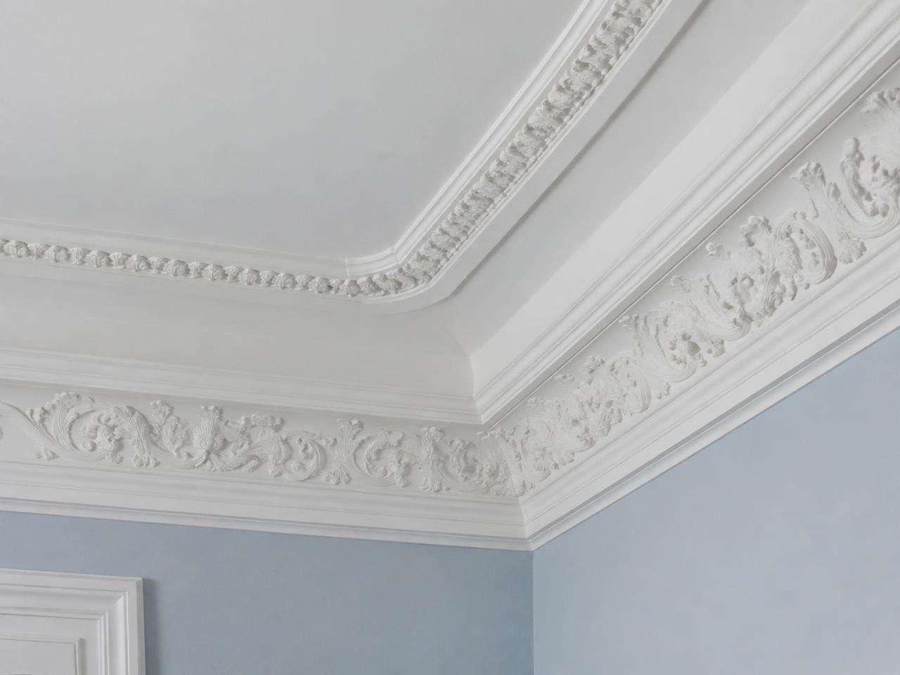 Détail de moulures au plafond d'un appartement ancien